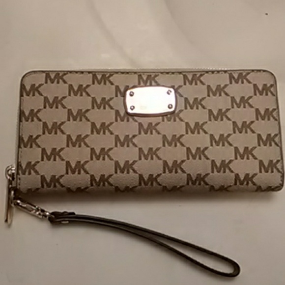 Michael Kors Handbags - I am selling this MK wallet
